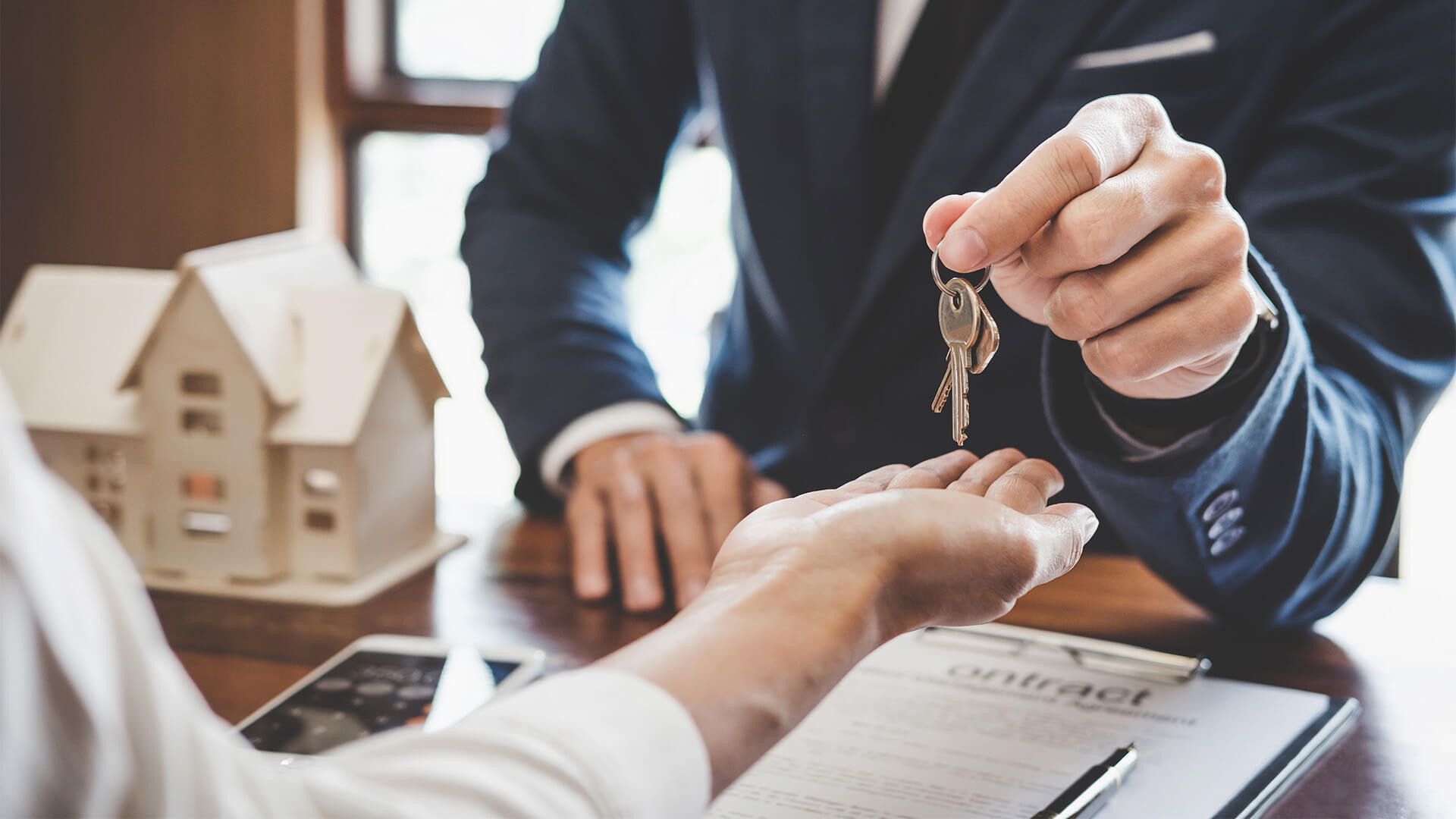 Landlord giving their tennent a set of house keys