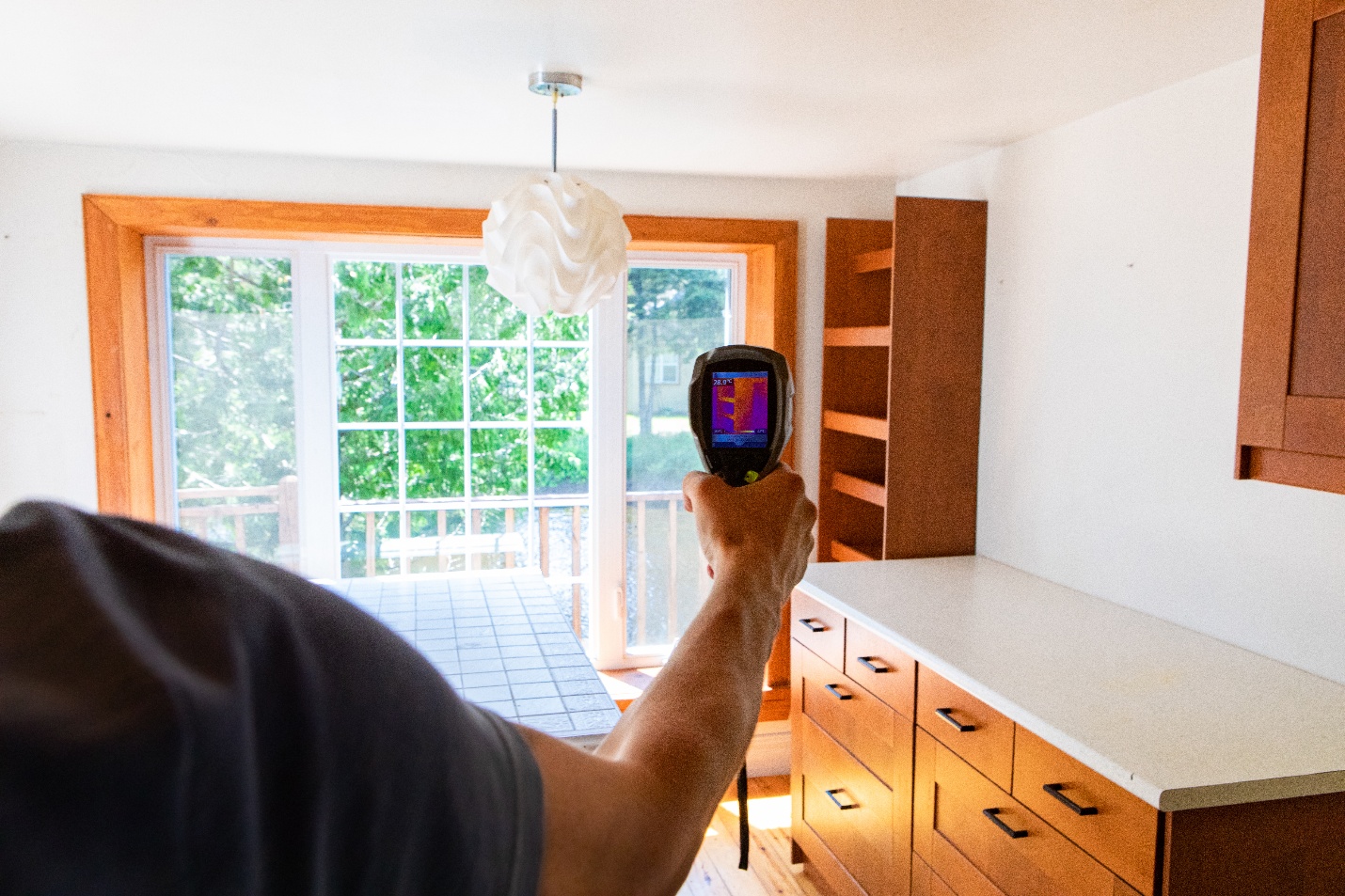 A person holding a camera

AI-generated content may be incorrect.